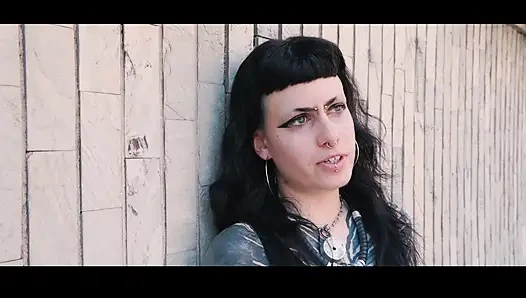 Touchy - esmer ve erkek arkadaşı transseksüel olmak ve dövme sanatçısına gitmek istiyor ve onu üçlü grup sekste sikiyor
