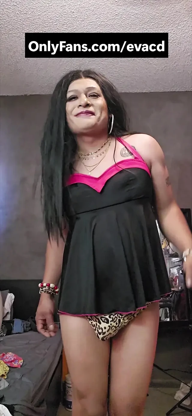 Seksi anne bacaklarını gösteriyor