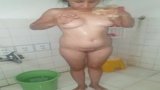 Seksi ev hanımı banyoda, en doğal haliyle.