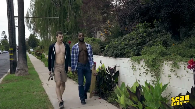 Sean Cody - Amerikalı landon domaltmalı seksten önce angelo ile açık havada göt yalama paylaşıyor
