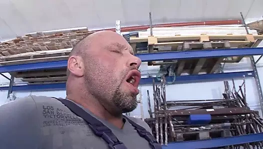 Büyükanne atölyede onu kedi nüfuz