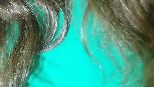 Evde tek başıma, korkudan inleyip şaplak atabilirim.