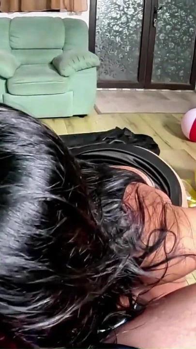 Deri orta yaşlı seksi kadın şişme bağımlıyı aşağılıyor. Plaj topu patlatıyor, gırtlağına kadar alıyor ve dölleniyor | Klip 2