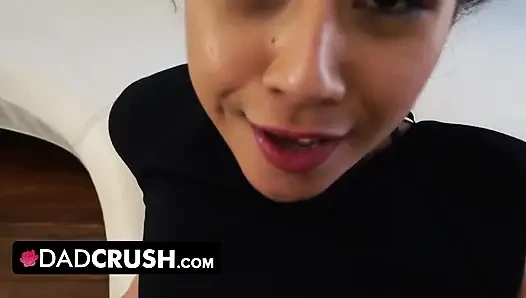 Dadcrush - cömert üvey baba gergin üvey kızının iş görüşmeden önce gerginliği bırakması için yardım ediyor