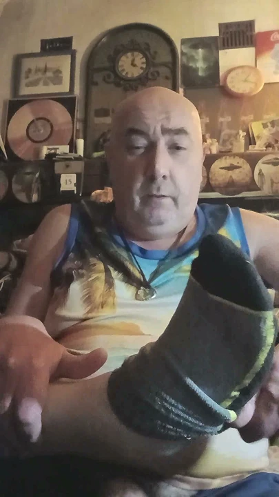 Bıyıklı koca domuz ve onun kokulu kocaman ayakları!