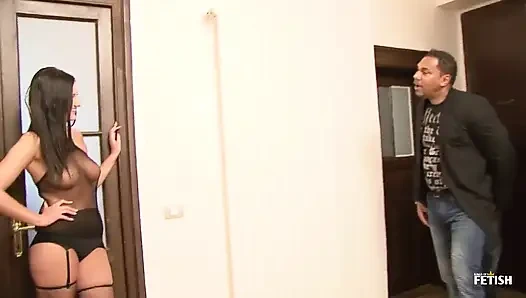 Büyük memeli esmer hatun gavat kocasının önünde büyük zenci yarağıyla sikişiyor