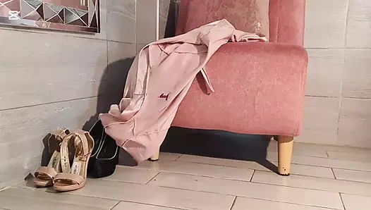 Ayaklarına tapıyor