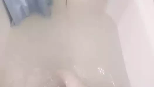 ayaklarımla suda oynuyorum