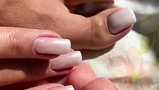 Sana mükemmel Fransız parmak tırnaklarımı göstermem gerekiyor çok yakın çekim çünkü harika