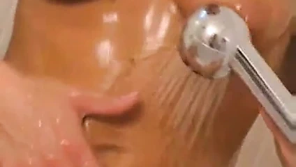 Pert perisi vücudunu seviyor