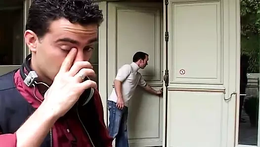 Ateşli bir Fransız zenci kadın nemli deliklerini beyaz bir yarakla siktiriyor