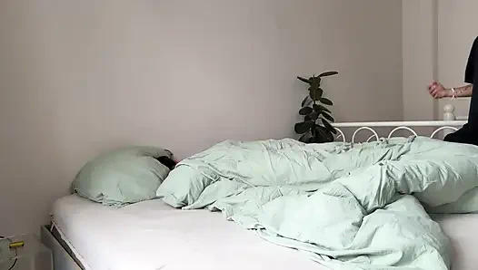 İyi sikilebilmem için alarmın çalmasını bekleyemeyecek kadar azgındım