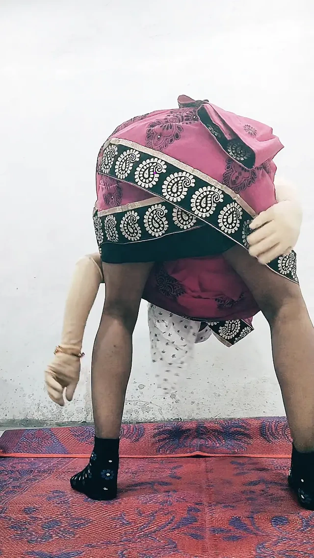 Hintli eşcinsel götünde yarağının tadını çıkarıyor ve sari sikip sütyen kemerini sallayan videosu viral oldu.