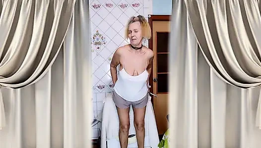 Ateşli ev hanımı Lukerya, sabah flörtü çamaşır makinesinde dişlerini fırçalıyor ve twerk yapıyor.