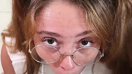 Üniversiteli kız yüzüne büyük bir boşalma alıyor - amatör bakış açısı sakso