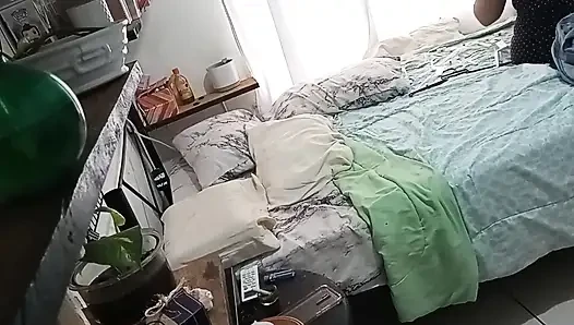 Olgun orta yaşlı seksi kadın odasını temizliyor 1