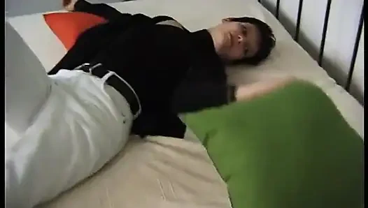 Küçük memeli esmer klasik sürtük zevkli bir sakso çekiyor