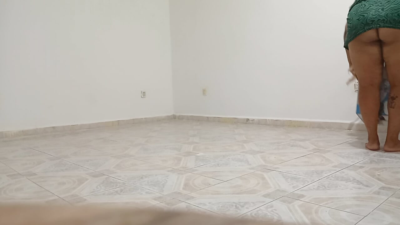 Tombul komşu yeni dairede temizlik yapıyor (bölüm 2)