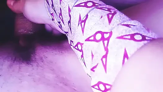 Sakso çekiyor ve sıkı bir amına giriyor