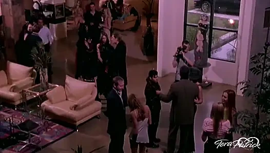 Tera Patrick sahne arkasında büyük yarak ve döl alarak sikiliyor