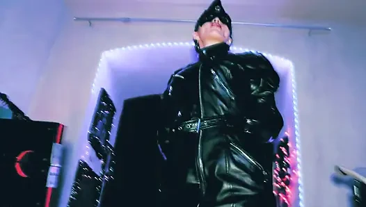 Sahibe eva lateks tam deri fetiş çizmeler domina üniforma bdsm sapık ateşli orta yaşlı seksi kadın