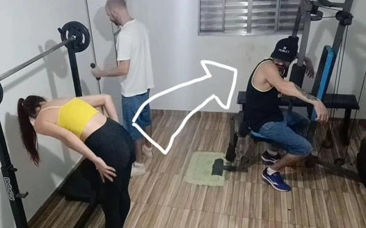 Evli kadın komşunun spor salonunda kocasını fark etmeden aldattı