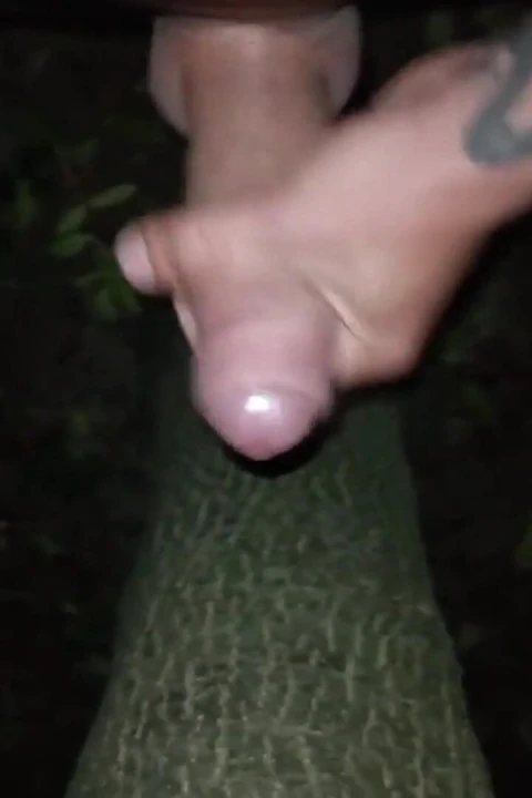 Gece bir ağacın arkasına boşalma ve dölden sonra döl gösterme