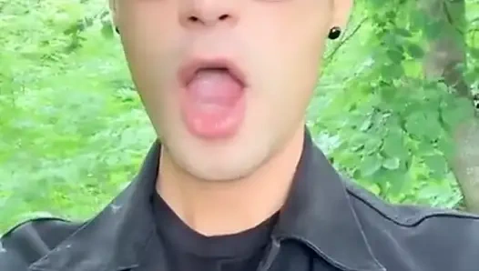 Arkadaşlarıyla oynarken mastürbasyon ve döl yağmuru ağzına boşalıyor