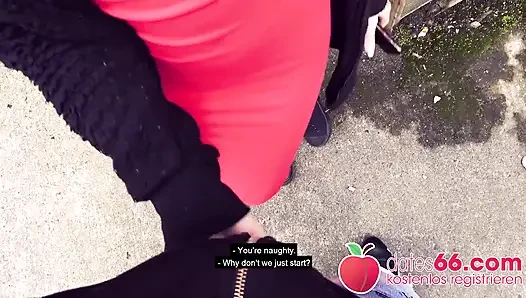 Teenie lullu gun mükemmel göt arabada sikişiyor