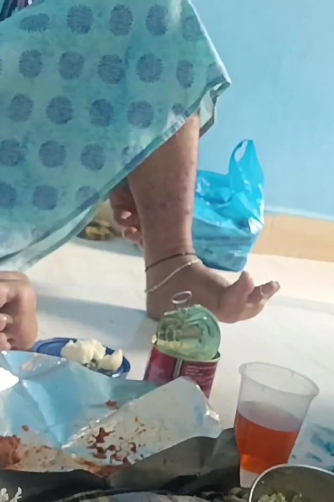 Birlikte öğle yemeği yiyor