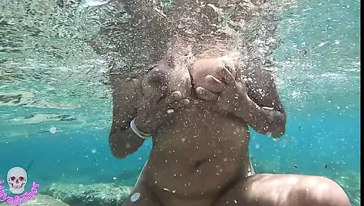 Sahilde mastürbasyon yapan bir takipçi ile azgın kano