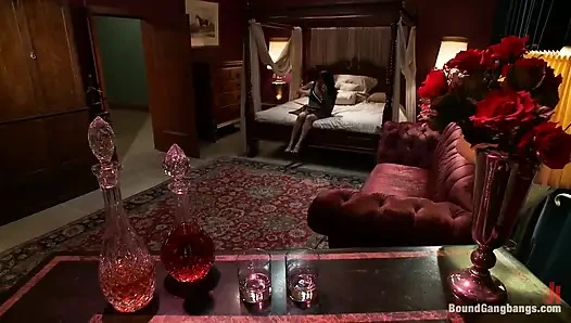 Ateşli nişanlı damatların bekarlığa veda partisini gözetliyor ve cezalandırılıyor