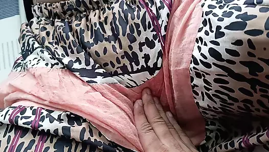 Mallu ev hanımı kocası dışarıdayken üniversite arkadaşına amını gösteriyor