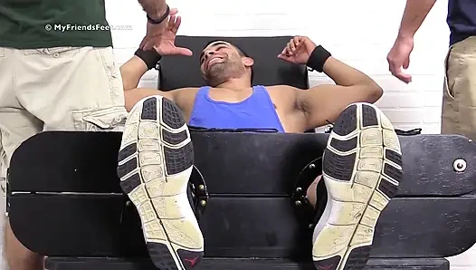 Etli adam para gıdıklıyor