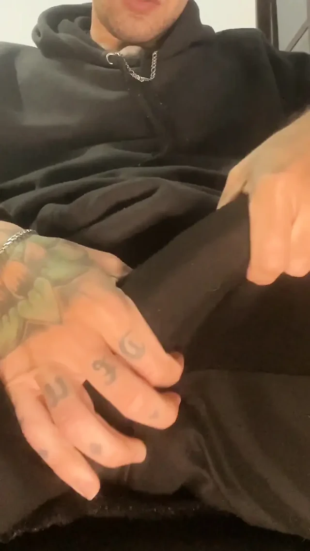Beyaz adam büyük pembe yarak boşalana kadar porno izliyor