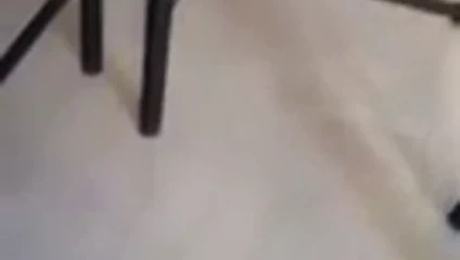 Ateşli kız amını gösteriyor