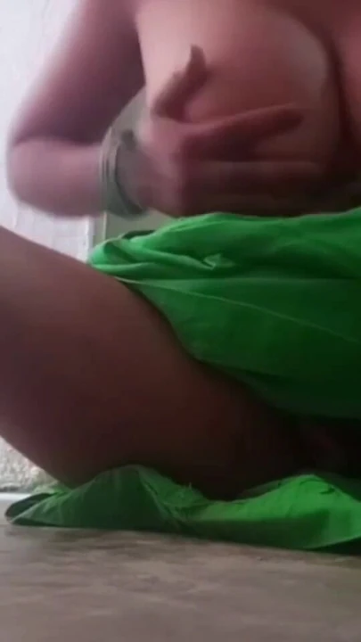 Обязательный для просмотра момент из "Индийская деревенская жена писает, показывая свои"