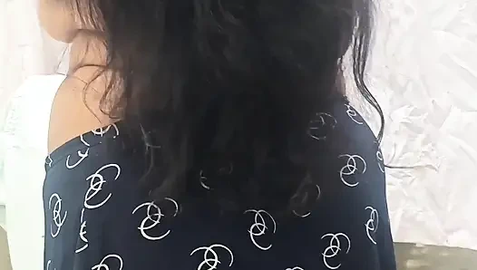 Etekli Hintli kadın soyunuyor