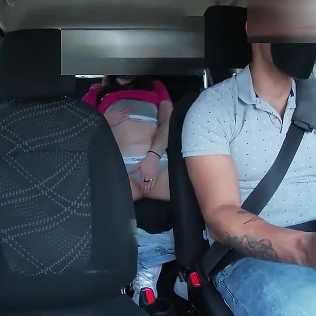 Красивая молодая девушка мастурбирует внутри моего Uber и не понимает, что я снимаю ее на видео