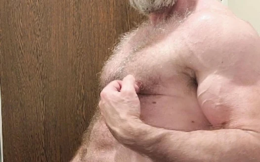Kıllı kaslı adam gösteriş yapıyor ve mastürbasyon yapıyor