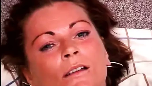 Büyük doğal saçlı azgın orta yaşlı seksi kadın her iki ucunda da sikiliyor