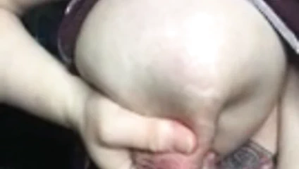 Cunnuse bir kase dolduruyor