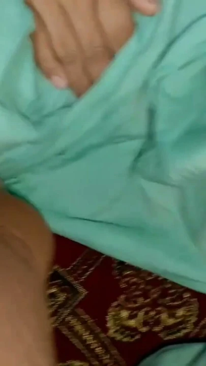 Gerçek büyük üvey kız kardeş ve küçük üvey erkek kardeş sert Hintli seks yapıyor | Klip 1
