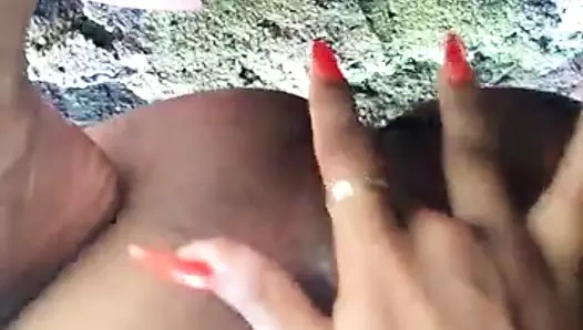 le piace usare di tutto e le piace lo squirting