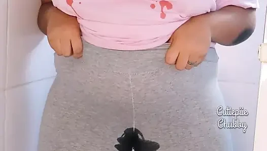 İri güzel kadın zenci tayt üzerinde işiyor