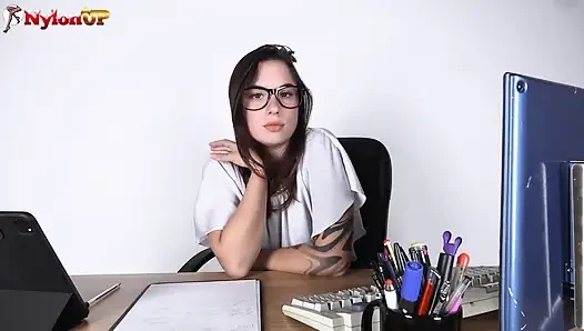 Baskın patron ayak seven sekreterinin başarısızlığını repremands