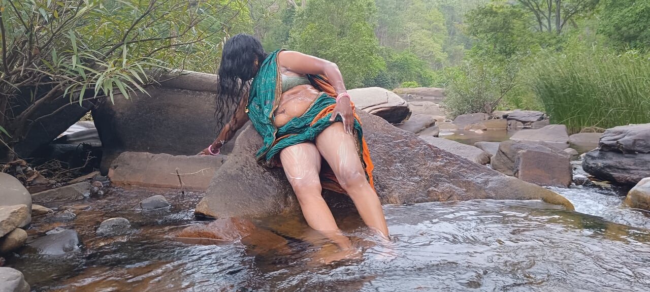 Telugu seksi teyze açık havada şelalede banyo yapıyor, Telugu edepsiz konuşma.