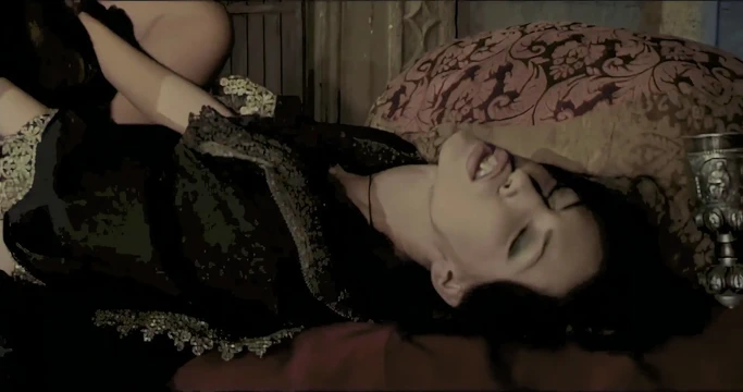 Queen Köpek Tarzında Sikişiyor