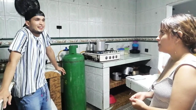 AZıYORUM VE TESISATÇıYı SIKIYORUM