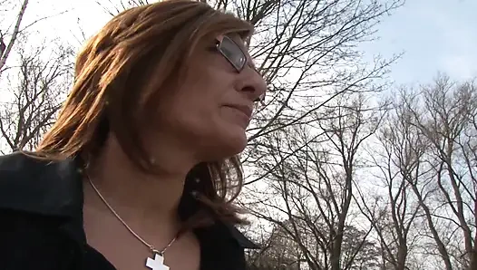 Esmer Alman sürtük tek başına eylemde pirsingli amcığını ovuyor